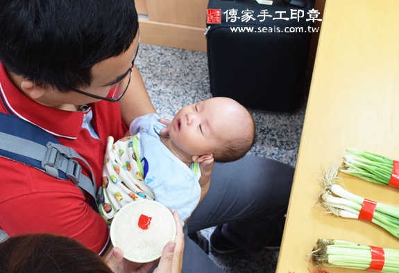 高寶寶(台中北區嬰兒寶寶滿月剃頭理髮、免費嬰兒剃胎毛儀式吉祥話)。中國風會場，爸媽寶貝免費穿「日中韓」古裝禮服。專業拍照、DVD光碟、證書。★購買「臍帶章、肚臍章、胎毛筆刷印章」贈送：剃頭、收涎、抓周，三選一。 2015.11.15 照片6